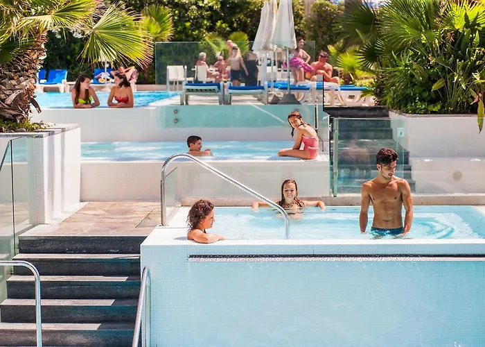 卡拉维尔海水按摩&健康酒店 4* 迪亚诺马里纳