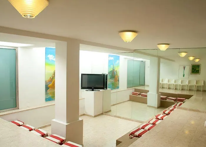 卡拉维尔海水按摩&健康酒店 4* 迪亚诺马里纳